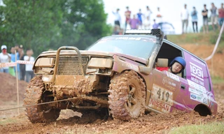 Thót tim xem dàn xe offroad thi leo dốc, vượt đầm lầy