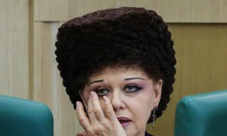 Nữ nghị sĩ Nga bực bội vì bị dân mạng 'soi' kiểu tóc