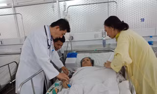 Bệnh nhân H. đang phục hồi tốt sau ca phẫu thuật kéo dài - Ảnh: Kim Hà.