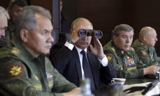 Tổng thống Nga Vladimir Putin theo dõi cuộc tập trận Zapad-2017. Ảnh: Sky News