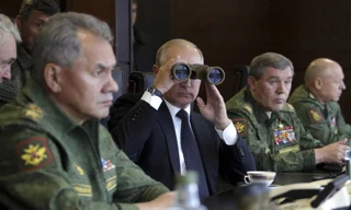 Tổng thống Nga Vladimir Putin theo dõi cuộc tập trận Zapad-2017. Ảnh: Sky News