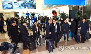 Phái đoàn 12 chuyên gia Hàn Quốc lên đường đến Triều Tiên. Ảnh: Yonhap