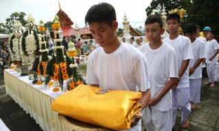 Các cầu thủ nhí tham gia nghi lễ vào sáng nay, 24/7. Ảnh: AP