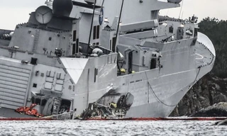 Tận thấy tàu khu trục Na Uy nằm ngả nghiêng hậu va chạm tàu chở dầu