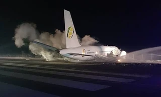 Máy bay Boeing chở 120 hành khách đâm sầm xuống đường băng