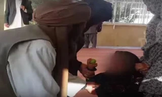 Bé Gharibgol (phải) và người cha nhẫn tâm (trái).