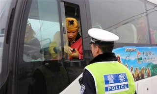 Chặn xe trên cao tốc, cảnh sát ngã ngửa vì tài xế là... Tôn Ngộ Không