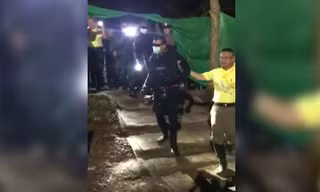 Xúc động cảnh thợ lặn được tôn vinh như anh hùng khi rời Tham Luang