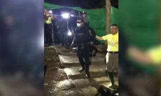 Xúc động cảnh thợ lặn được tôn vinh như anh hùng khi rời Tham Luang