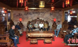 Choáng với bộ bàn ghế gỗ cẩm lai vàng giá gần 700 tỉ đồng