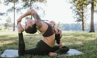 Tròn mắt với mẹ trẻ vừa tập yoga vừa cho con bú