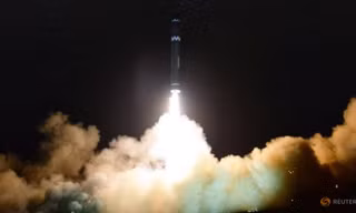 Tên lửa Hwasong-15 của Triều Tiên rời bệ phóng. Ảnh: Reuters