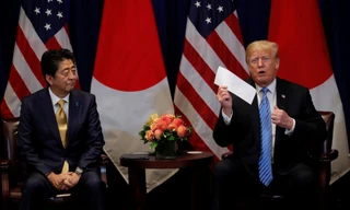 Tổng thống Mỹ Trump khoe lá thư của ông Kim Jong-un trong cuộc gặp với Thủ tướng Nhật Bản Abe. Ảnh: Yonhap