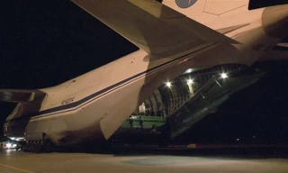 Bức ảnh được đăng tải trên tờ Uralinform.ru cho thấy các khí tài được dỡ xuống tại sân bay Syria. 