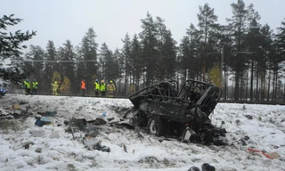 Chiếc xe tải quân sự hư hỏng hoàn toàn sau vụ va chạm. Ảnh: HBL