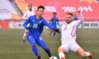 Cầu thủ Thái Lan (trái) tranh chấp bóng với một chân sút Palestine. Ảnh: Bangkok Post