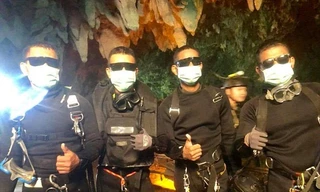 Đội thợ lặn Hải quân Thái Lan vui mừng sau khi rời hang Tham Luang tối 10/7. Ảnh: Thai Navy SEAL