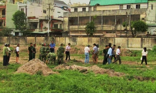 Lực lượng tìm kiếm mộ chôn tập thể liệt sỹ tại khu vực sân bay quốc tế Tân Sơn Nhất vẫn đang tích cực tìm kiếm. Ảnh Trần Nguyên Anh