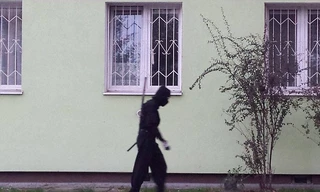 Ninja lang thang gây xôn xao dư luận Ba Lan