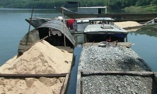 Lực lượng CSGT đường thủy Công an TT-Huế vừa mới bắt quả tang 3 thuyền lớn hút trộm cát trên thượng nguồn sông Hương đoạn qua xã Thủy Bằng, thị xã Hương Thủy.