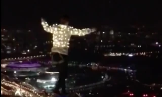 Nín thở xem ‘người nhện’ đi trên dây trong bóng tối giữa 2 toà tháp chọc trời 