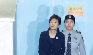 Cựu Tổng thống Park Geun-hye rời tòa để trở về buồng giam sau phiên xét xử kéo dài 3 tiếng. Ảnh: Yonhap