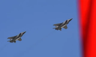 Tiêm kích MiG-31 gắn tên lửa 'dao găm' Kinzhal xuất hiện tại lễ diễu binh ngày 9/5 vừa qua tại Moscow. Ảnh: AFP