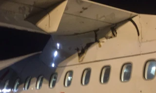 Lỗ lớn trên thân máy bay khiến hành khách hoảng hồn. Ảnh: Twitter