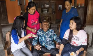 Cụ ông Mbah Gothom đón sinh nhật bên vợ trẻ và con cháu.