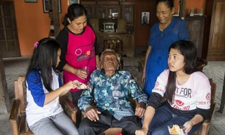 Cụ ông Mbah Gothom đón sinh nhật bên vợ trẻ và con cháu.
