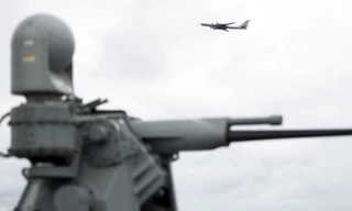 Máy bay Nga lướt qua chiến hạm Mỹ. Ảnh: AFP