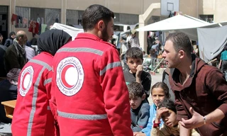 Các nhân viên tổ chức Trăng lưỡi liềm đỏ Syria. Ảnh: EPA