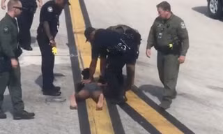 Anh chàng leo cánh máy bay đập cửa sổ bị cảnh sát sân bay trấn áp 