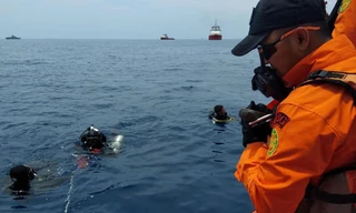 Các thợ lặn tham gia tìm kiếm tại hiện trường vụ rơi máy bay JT610. Ảnh: Reuters