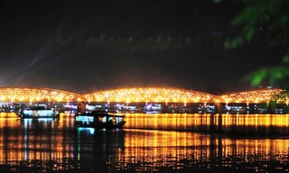 Cầu Trường Tiền bắc ngang sông Hương từng tạo ấn tượng khi cấm xe phục vụ người đi bộ, tổ chức các sự kiện văn hóa dịp lễ hội Festival Huế. Ảnh Ngọc Văn và tư liệu