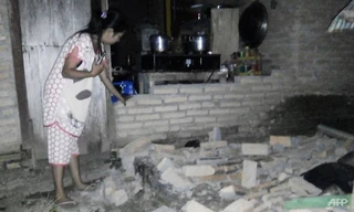 Nhà cửa hư hại sau động đất ở Indonesia. Ảnh: Twitter
