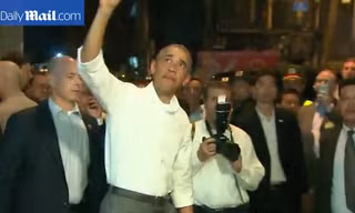 Báo Anh đăng video ông Obama thưởng thức bún chả ở Hà Nội 