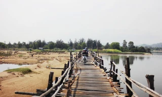 Nín thở đi qua cầu gỗ Ông Cọp chông chênh