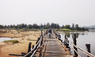 Nín thở đi qua cầu gỗ Ông Cọp chông chênh