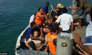 Các nạn nhân được đưa vào bờ cấp cứu.