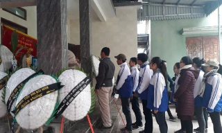 Sáng ngày 10/2, nhiều học sinh đến viếng em Hoàng Đức Hải