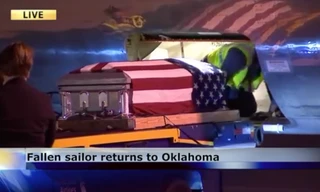 Gia đình đón linh cữu thủy thủ gốc Việt thiệt mạng trên tàu USS Fitzgerald