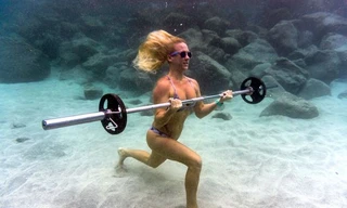 Những bức ảnh này được chụp bởi nhiếp ảnh gia Jessica Ann Keolaonalani Bacerra tại Hawaii. Trong ảnh, cô người mẫu Kathryn Brown mặc một bộ bikini và thong thả tập gym... dưới đáy biển.