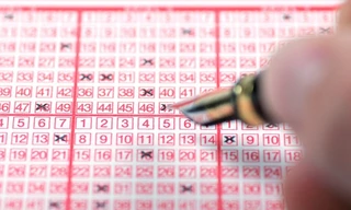 Cặp đôi tưởng mình trúng số 400 triệu, ai dè trúng... 400 tỉ