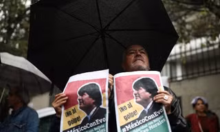Cuộc biểu tình ủng hộ Tổng thống Bolivia Evo Morales diễn ra bên ngoài Đại sứ quán Bolivia ở thủ đô của Mexico, ngày 11/11. Bảng hiệu có nội dung: "Nói không với đảo chính. Mexico ủng hộ Evo. Đoàn kết với Bolivia và Evo Morales." Ảnh: Reuters