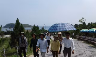 Người dân đến dâng hương, tri ân Đại tướng Võ Nguyên Giáp nhân dịp Kỷ niệm 63 năm Chiến thắng Điện Biên Phủ.