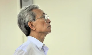 Nguyễn Khắc Thuỷ tại toà. Ảnh: NLĐ.