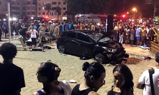 Chiếc xe hơi nát đầu sau vụ tai nạn. Ảnh: Reuters