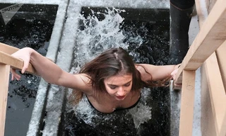 Người đẹp Nga run rẩy ngâm mình dưới nước trong nghi lễ truyền thống