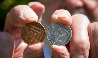 Khi một người tình cờ phát hiện ra đồng xu 2 pence Anh bằng bạc, anh ta đã nghi ngờ đây là một đồng tiền giả, bởi xu 2 pence thường được đúc bằng đồng.